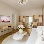 C4 - Eiffel Tower, In A Lively Neighborhood, 2p Apartmanhotel