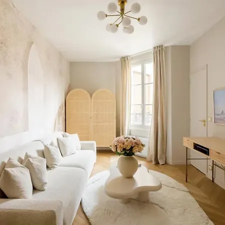 C4 - Eiffel Tower, In A Lively Neighborhood, 2p Lejlighedshotel